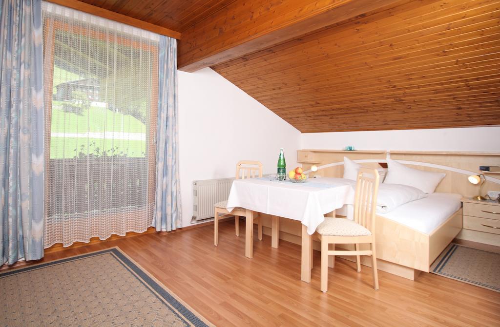 Hotel Garni Haus Anita Liesing Værelse billede
